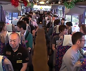 Japon otobüsünün üstündeki binme rastgele yabancıların yarraklar üzerinde